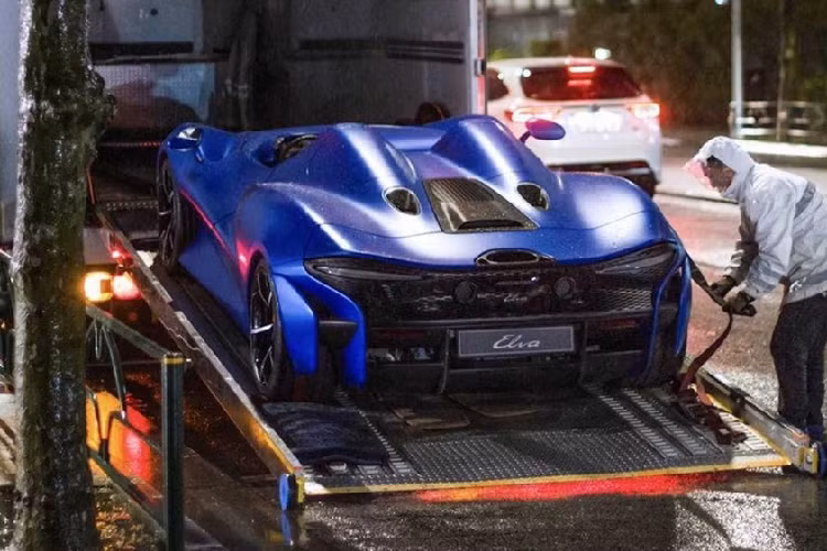 Điểm nhấn đáng chú ý nhất của siêu xe McLaren Elva mui trần nằm ở thiết kế không hề có nóc, kính lái hay cửa sổ. Nói cách khác, nếu đang đi trên đường mà trời mưa, người lái siêu xe mui trần này sẽ không được cái gì che chắn. Những hình ảnh dưới đây do nhiếp ảnh gia Syouken Photography chụp lại đã cho thấy rõ "cái khổ" ấy.