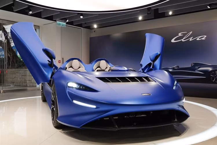 Rất may, chiếc McLaren Elva trong hình ảnh này không phải là xe thật. Thay vào đó, đây chỉ là chiếc xe trưng bày được làm từ gỗ. Vì thế, không có bộ phận máy móc nào của chiếc siêu xe bị hư hỏng vì nước mưa. 5 người đàn ông trong ảnh có vẻ như là nhân viên của hãng McLaren. Trước đó, cũng từng có một chiếc McLaren Elva màu xanh nhám tương tự được trưng bày trong sự kiện ra mắt thị trường Hồng Kông.