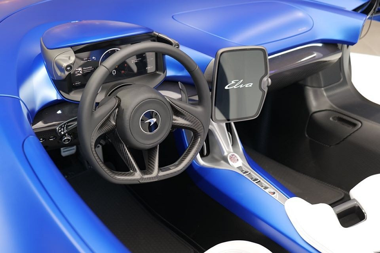 Động cơ tạo ra công suất tối đa 804 mã lực và mô-men xoắn cực đại 800 Nm. Toàn bộ sức mạnh này được truyền đến cầu sau thông qua hộp số 7 cấp ly hợp kép. Nhờ đó, McLaren Elva có thể tăng tốc từ 0-100 km/h trong thời gian chưa đầy 3 giây và 0-200 km/h trong 6,7 giây.