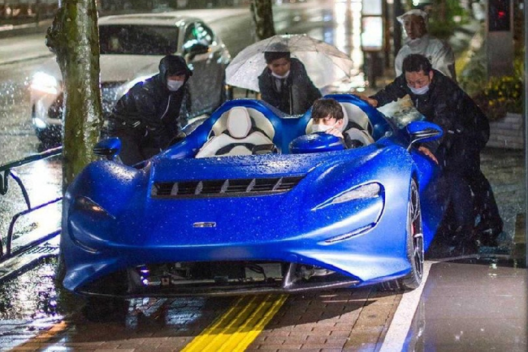 Ghế của McLaren Elva được bọc da aniline phát triển đặc biệt để dùng cho xe có khoang lái mở. Bên cạnh đó là chất liệu mới có tên Ultrafabric có độ thông thoáng cao, bền, chống ẩm và có thể giúp cố định cơ thể người ngồi. Đáng tiếc là chỉ có đúng 249 chiếc McLaren Elva được xuất xưởng thay vì 399 chiếc như kế hoạch ban đầu.