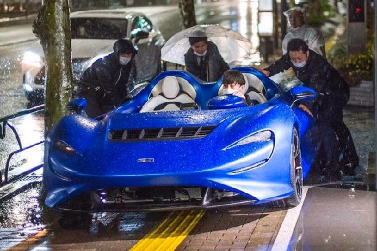 Ghế của McLaren Elva được bọc da aniline phát triển đặc biệt để dùng cho xe có khoang lái mở. Bên cạnh đó là chất liệu mới có tên Ultrafabric có độ thông thoáng cao, bền, chống ẩm và có thể giúp cố định cơ thể người ngồi. Đáng tiếc là chỉ có đúng 249 chiếc McLaren Elva được xuất xưởng thay vì 399 chiếc như kế hoạch ban đầu.