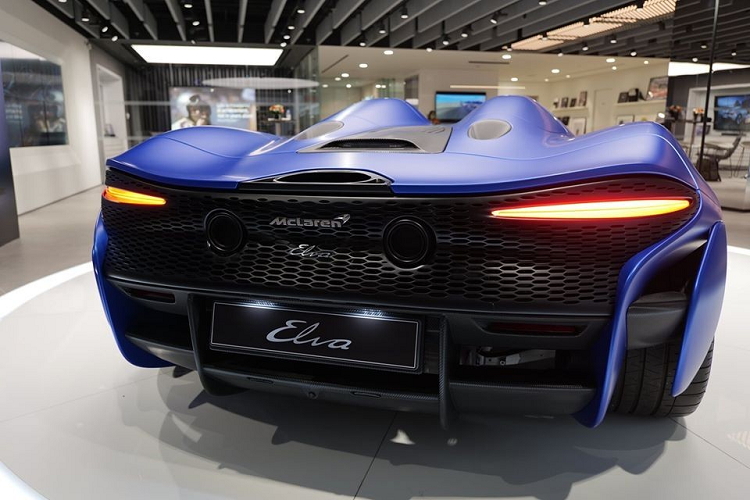 Lần đầu tiên được công bố vào hồi tháng 11/2019, McLaren Elva được phát triển dựa trên hệ thống khung gầm và thân vỏ bằng sợi carbon siêu nhẹ. "Trái tim" của McLaren Elva là khối động cơ xăng V8, tăng áp kép, dung tích 4.0 lít tương tự "đàn anh" Senna.