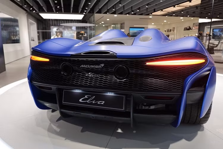 Lần đầu tiên được công bố vào hồi tháng 11/2019, McLaren Elva được phát triển dựa trên hệ thống khung gầm và thân vỏ bằng sợi carbon siêu nhẹ. "Trái tim" của McLaren Elva là khối động cơ xăng V8, tăng áp kép, dung tích 4.0 lít tương tự "đàn anh" Senna.