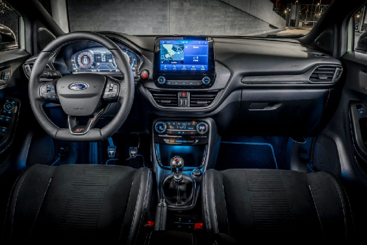 Bên trong, khoang lái của Ford Puma ST sở hữu bộ ghế thể thao do Recaro cung cấp với tính năng sưởi và được bọc vật liệu Miko Dinamica đi cùng logo ST được thêu trên lưng ghế. Vô-lăng đáy phẳng và cần số ST được trang bị, chỉ khâu tương phản bên trong khoang lái có màu Metal Gray.