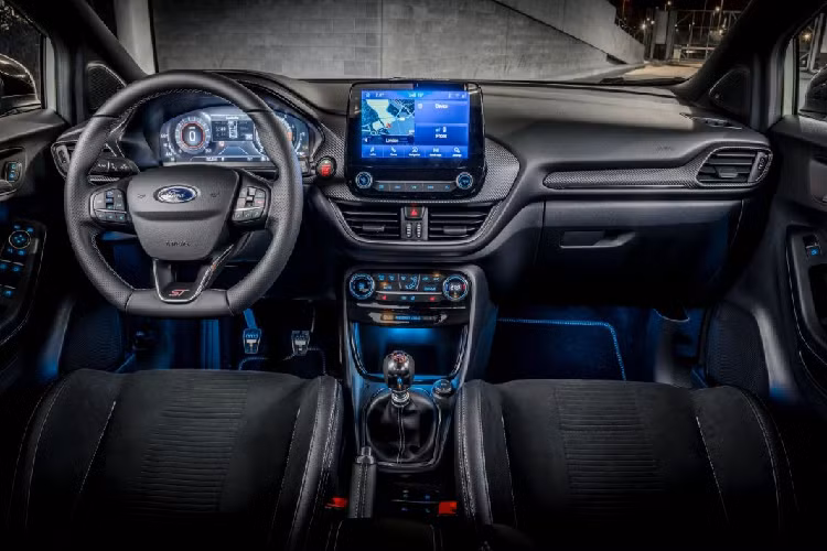 Bên trong, khoang lái của Ford Puma ST sở hữu bộ ghế thể thao do Recaro cung cấp với tính năng sưởi và được bọc vật liệu Miko Dinamica đi cùng logo ST được thêu trên lưng ghế. Vô-lăng đáy phẳng và cần số ST được trang bị, chỉ khâu tương phản bên trong khoang lái có màu Metal Gray.