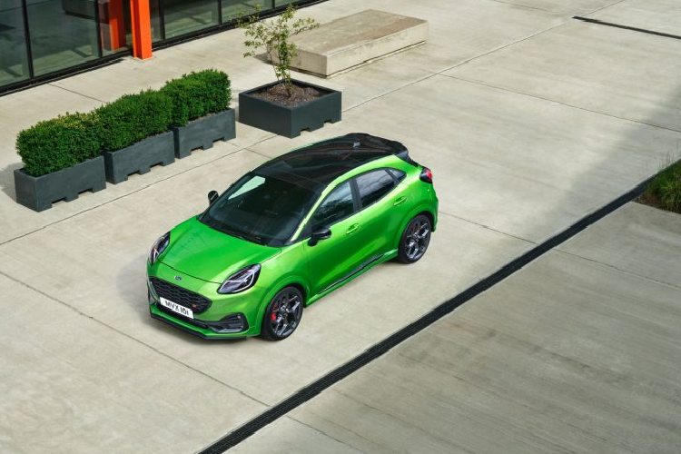 Puma ST sở hữu bộ mâm được làm bằng nhôm, kích thước 19 inch với thiết kế đẹp mắt. Bao bọc bên ngoài sẽ là bộ lốp hiệu năng cao Michelin Pilot Sport 4S mang đến khả năng vận hành nhanh nhạy và bám đường hơn. Hệ thống lái được cải tiến và Ford cho biết nó phản hồi nhanh hơn đến 25%, hệ thống phanh của xe lớn hơn 17% so với phiên bản tiêu chuẩn.