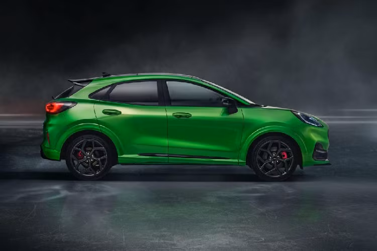 Để mang đến cảm giác lái thú vị hơn cho khách hàng, Ford trang bị cho Puma ST hộp số sàn 6 cấp, truyền sức mạnh đến bánh trước. Hộp số này kết hợp cùng tỉ số truyền cuối thấp ở vi-sai mang lại cho xe khả năng tăng tốc tốt hơn. Xe được Ford Performance trang bị vi-sai chống trượt Quaife và lò xo phân bổ lực kéo. Cùng với đó, một số trang bị khác ở khung gầm được nâng cấp phải kể đến là thanh xoắn đặc chế, cứng hơn 40% so với Fiesta ST, thanh cân bằng chống lật và nhiều cấu hình giảm chấn khác nhau.