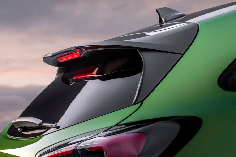 Về phần nâng cấp bên ngoài, Ford Puma ST không sở hữu sự nâng cấp rõ rệt khi so với Puma ST-Line thấp hơn. Một số các chi tiết được Ford Performance mang đến để phân biệt hai dòng xe này là cản trước của Puma ST sở hữu thêm bộ chia gió bên dưới cản trước, tạo ra lực ép nhiều hơn 80% so với trước đây. Bộ khuếch tán được tích hợp vào cản sau, một cánh lướt gió cũng được trang bị.