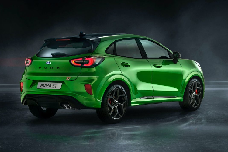 So sánh với Ford Fiesta ST trước đây, chiếc Puma ST mới sở hữu sức mạnh tương đương nhưng có thêm đến 30 Nm mô-men xoắn, mang lại cảm giác “bốc” hơn mỗi khi vào ga. Với sức mạnh này, chiếc SUV đô thị cỡ nhỏ có khả năng tăng tốc từ vị trí đứng yên lên 100 km/h trong vòng 6,7 giây trước khi đạt tốc độ tối đa 220 km/h. Có thể thấy, khả năng vận hành của Ford Puma ST hiệu năng cao kém hơn đôi chút so với Fiesta ST khi chiếc hot-hatch chỉ tốn 6,5 giây để đạt 100 km/h trong khi tốc độ tối đa của xe ở mức 232 km/h.