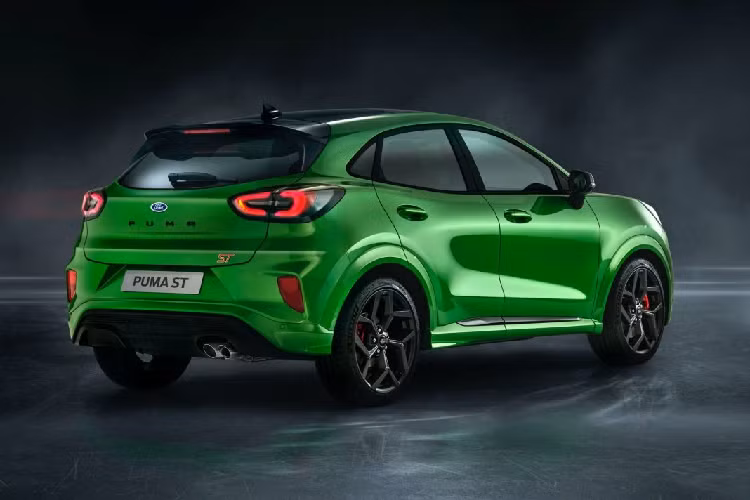 So sánh với Ford Fiesta ST trước đây, chiếc Puma ST mới sở hữu sức mạnh tương đương nhưng có thêm đến 30 Nm mô-men xoắn, mang lại cảm giác “bốc” hơn mỗi khi vào ga. Với sức mạnh này, chiếc SUV đô thị cỡ nhỏ có khả năng tăng tốc từ vị trí đứng yên lên 100 km/h trong vòng 6,7 giây trước khi đạt tốc độ tối đa 220 km/h. Có thể thấy, khả năng vận hành của Ford Puma ST hiệu năng cao kém hơn đôi chút so với Fiesta ST khi chiếc hot-hatch chỉ tốn 6,5 giây để đạt 100 km/h trong khi tốc độ tối đa của xe ở mức 232 km/h.