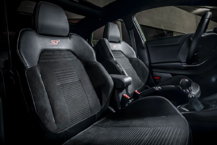 Trên mẫu xe này, các trang bị tiêu chuẩn được Ford mang đến gồm đế sạc không dây, kính lái sưởi điện Quickclear, cảm biến đỗ xe, cảm biến mưa, hệ thống thông tin giải trí SYNC 3 với khả năng kết nối Apple CarPlay và Android Auto.