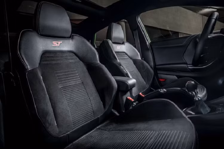 Trên mẫu xe này, các trang bị tiêu chuẩn được Ford mang đến gồm đế sạc không dây, kính lái sưởi điện Quickclear, cảm biến đỗ xe, cảm biến mưa, hệ thống thông tin giải trí SYNC 3 với khả năng kết nối Apple CarPlay và Android Auto.