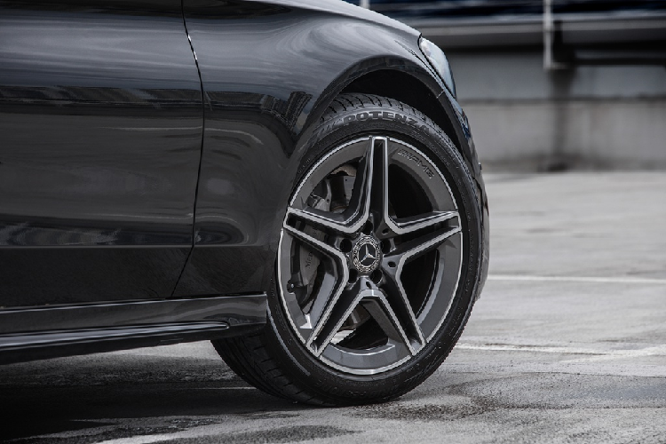 Phiên bản này sử dụng gói trang bị AMG Line, gồm lưới tản nhiệt dạng kim cương mạ chrome, cản trước/sau đặc trưng của AMG và bộ mâm AMG bằng hợp kim 5 chấu kích thước 18 inch. Bên cạnh đó, C 200 AMG Line còn được nâng cấp lên hệ thống treo thể thao, ổn định hơn loại trên C 200 Avantgarde.