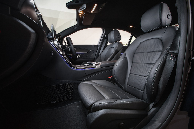 Với gói trang bị AMG, C 200 AMG Line được phủ tone màu đen ở nội thất với trần xe màu than, bảng điều khiển ốp gỗ sồi, vô-lăng bọc da Nappa. Ngoài ra, toàn bộ ghế ngồi trên xe được bọc da nhân tạo Artico.