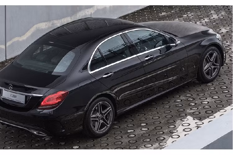 Với sức mạnh này, Mercedes-Benz C 200 AMG Line có khả năng tăng tốc 0-100 km/h trong 7,1 giây, nhanh hơn 0,6 giây so với các phiên bản sử dụng động cơ 1.5L EQ Boost. Tốc độ tối đa của xe đạt 250 km/h. Xe sử dụng hộp số tự động 9 cấp 9G-Tronic và hệ dẫn động cầu sau.