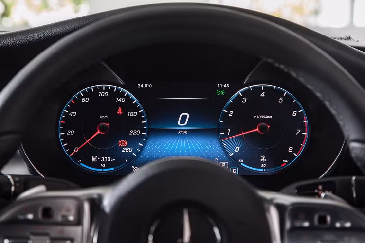 Các tính năng an toàn trên C 200 AMG Line được thừa hưởng hoàn toàn từ C 200 Avantgarde, bao gồm 7 túi khí, hỗ trợ đỗ xe chủ động, camera lùi, kiểm soát hành trình Speedtronic, giám sát điểm mù (ở vận tốc 10-200 km/h), hỗ trợ phanh chủ động và phanh khẩn cấp tự động.