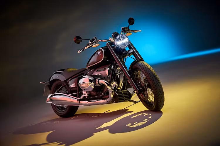 Được giới thiệu là “một chiếc cruiser tuyệt hảo với nhiều vết tích lịch sử”, mẫu xe môtô BMW R18 được thiết kế theo triết lý cổ điển, hướng tới những người theo chủ nghĩa thuần khiết.