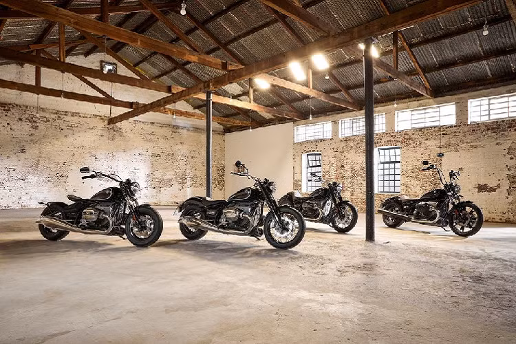 Để nói về khả năng vận hành, triết lý thiết kế hoài cổ tiếp tục “bành trướng” khi BMW đã không mang theo những công nghệ hiện đại trên R18. Thay vào đó, chiếc xe sử dụng cặp phuộc ống lồng phía trước, một thanh giảm chấn gắn trực tiếp vào điểm trung tâm của hệ thống treo với kiểu giảm xóc phụ thuộc, hệ thống lò xò với khả năng tùy chỉnh và kiểu thiết lập hệ thống treo một cách êm ái.