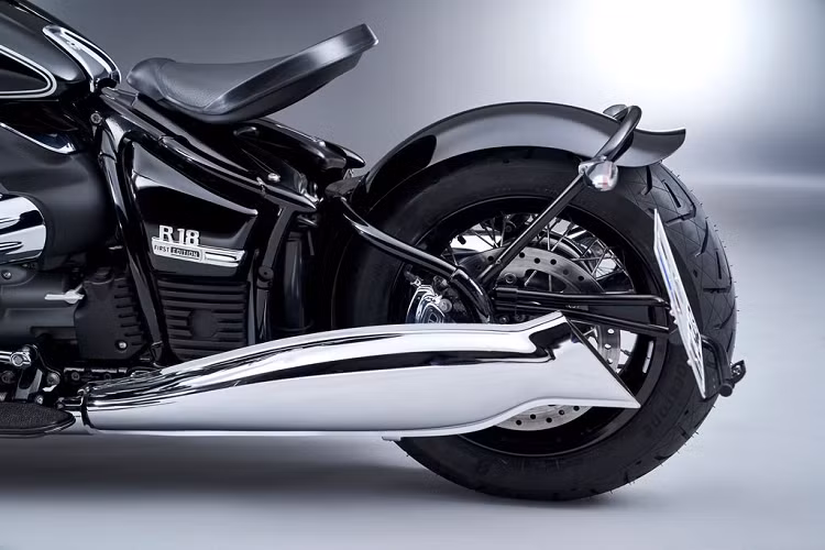 Nói về việc cá nhân hóa phương tiện, BMW Motorrad sẽ cung cấp một loạt các linh – phụ kiện thay thế tới tay người dùng. Ví dụ, hãng xe Đức đã soạn sẵn 2 bộ sưu tập các phụ kiện bằng nhôm, một sản phẩm hợp tác cùng đơn vị thiết kế Roland Sands Design, dành cho việc độ xe. Ngoài ra nếu “chịu chơi”, khách hàng còn có thể mua thêm phần yên xe từ Mustang Seats hay hệ thống ống xả từ Vance &amp; Hines.