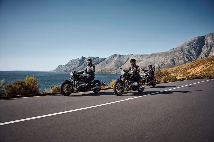 Chịu ảnh hưởng mạnh mẽ từ chiếc R5, BMW R18 2020 mới mang dáng vẻ tương đồng với hệ khung thép kiểu ống đôi, phần bình xăng hình quả lê và một trục lái trần. Mẫu xe này còn có thể xuất hiện với các hình sọc trang trí, gợi nhớ tới những chiếc mô-tô từng đi cùng các tay đấm quyền Anh huyền thoại hồi những năm 1936.