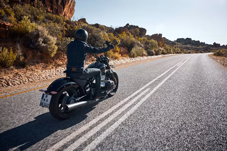 Sức mạnh trên BMW R18 đến từ khối động cơ 1.8 lít 2 xy lanh thế hệ mới, được hãng trân trọng gọi với cái tên “Big Boxer”, tạm dịch là khối máy Boxer kì vĩ. Thật vậy, đây cũng là khối động cơ boxer 2 xy-lanh mạnh mẽ nhất của BMW. Khối sức mạnh sản sinh từ động cơ này được công bố là 90 mã lực và 158 Nm.