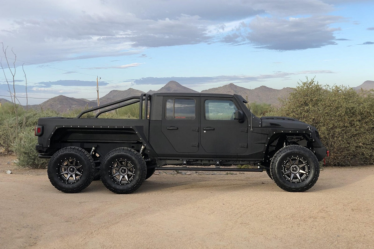 Về ngoại hình, dễ dàng nhận thấy toàn bộ thân Jeep Gladiator thế hệ mới đã được tinh chỉnh lại với vật liệu mới kèm theo nước sơn đen tuyền. Cản trước của xe được thay đổi, ấn tượng với hốc gió lớn phía trước được bảo vệ bởi tấm chắn mang họa tiết tổ ong.