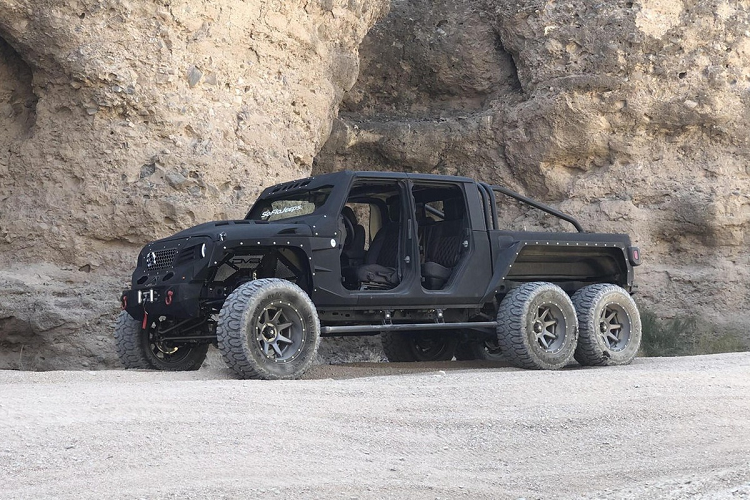 Bên trong, chiếc Jeep Gladiator 6x6 không có quá nhiều thay đổi so với bản gốc. Các ghế ngồi được làm từ da khâu thủ công với khả năng bền bỉ với thời tiết. Tiện ích này cho phép người dùng dễ dàng vệ sinh nội thất khi cần thiết.