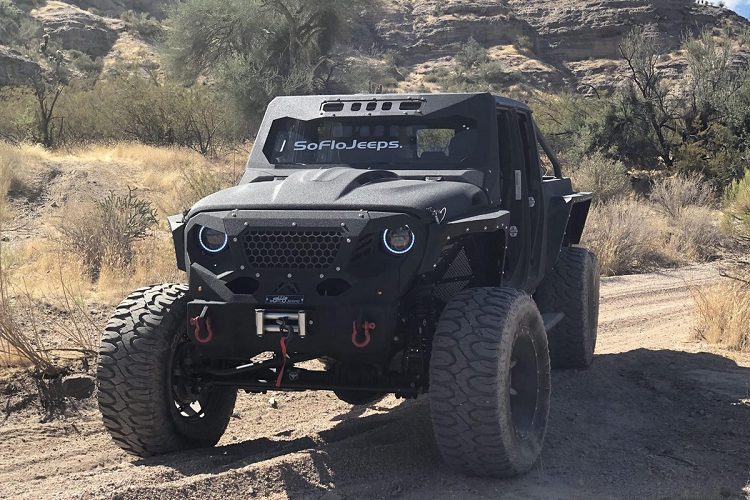 Với gói nâng cấp nêu trên, mức giá xe Jeep Gladiator 6x6 là 139.000 USD (tương đương khoảng hơn 3 tỷ đồng). Để nâng cấp lên động cơ LS3 V8, số tiền cần bỏ ra thêm là 30.000 USD (hơn 60 triệu đồng).