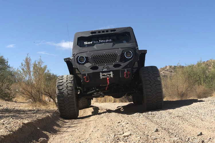 Điều đặc biệt nhất đối với Jeep Gladiator 6x6 nằm ở hệ thống truyền động. Xe được trang bị hệ dẫn động 6 bánh toàn thời gian với bộ vi sai kích thước 9 inch, yếu tố tiên quyết để giúp xe có thể vận hành linh hoạt trên những địa hình khó khăn. Đồng thời, hệ thống treo được nâng cấp giúp gia tăng hành trình làm việc lên tới 14 inch.