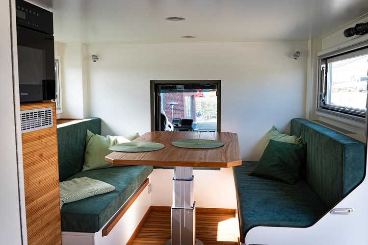 Bên cạnh đó, nó còn có nhiều trang bị tiện nghi khác ví như hệ thống treo khí cabin cách nhiệt, ghế bọc da và Alcantara với tính năng sưởi ấm và điều hòa, một máy sưởi Eberspacher 4DS, kiểm soát hành trình, hệ thống định vị vệ tinh Garmin, và một hệ thống camera góc nhìn chim bay. Các hệ thống này sẽ giúp người lái thực hiện những chuyến đi xa một cách dễ dàng và thoải mái.