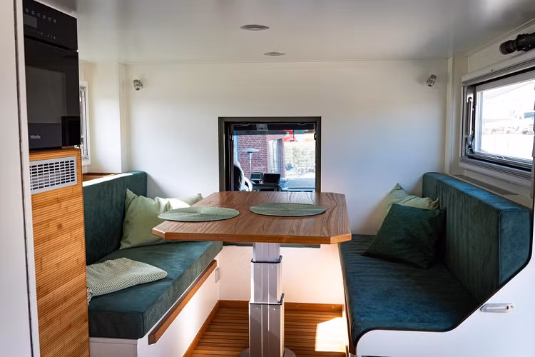 Bên cạnh đó, nó còn có nhiều trang bị tiện nghi khác ví như hệ thống treo khí cabin cách nhiệt, ghế bọc da và Alcantara với tính năng sưởi ấm và điều hòa, một máy sưởi Eberspacher 4DS, kiểm soát hành trình, hệ thống định vị vệ tinh Garmin, và một hệ thống camera góc nhìn chim bay. Các hệ thống này sẽ giúp người lái thực hiện những chuyến đi xa một cách dễ dàng và thoải mái.