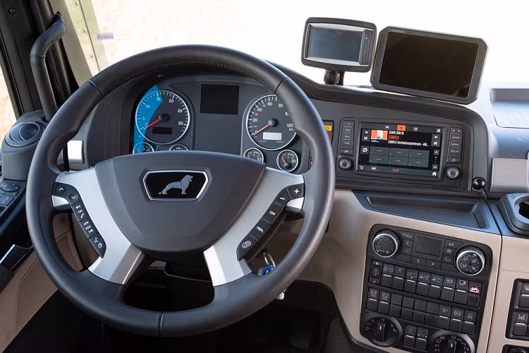 Nguồn lực giúp chiếc xe di chuyển là một động cơ dầu 540 mã lực kết hợp một hộp số 12 cấp. Một hệ thống dẫn động 4 bánh AWD vĩnh cửu với khóa vi sai trung tâm, hộp phân phối với số tầm thấp, và các khóa vi sai ở trục trước và sau giúp đảm bảo chiếc motorhome đồ xộ này sẽ chinh phục mọi dạng địa hình một cách đơn giản. Để gia tăng khả năng bẻ lái, trục thứ ba bao gồm trục lái phụ sẽ giúp ích cho chiếc xe dài tới 8,16 mét.