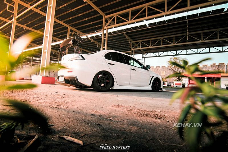 Đặc biệt, chiếc xe còn được gia công thêm ống tản nhiệt titanium và nhôm chịu nhiệt, giúp giảm khối lượng và tăng khả năng vận hành. Bên cạnh đó, piston và tay cũng được thay thế bằng loại chuyên dụng từ thương hiệu Manley, nhà sản xuất chuyên làm các chi tiết máy cho động cơ độ công suất để tăng khả năng vận hành và sức chịu đựng của máy.