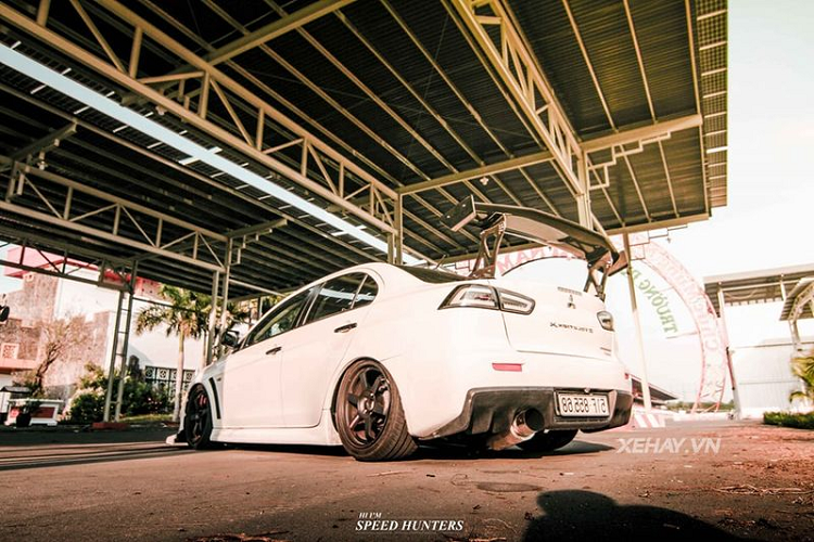 Về sức mạnh, Mitsubishi Lancer Evolution X nguyên bản sử dụng động cơ xăng I4 tăng áp 2.0L, 16 valve, sản sinh ra công suất tới 303 mã lực và 413 Nm mô-men xoắn cực đại. Đi kèm với trang bị hộp số sàn ly hợp kém, hệ dẫn động 4 bánh toàn thời gian.