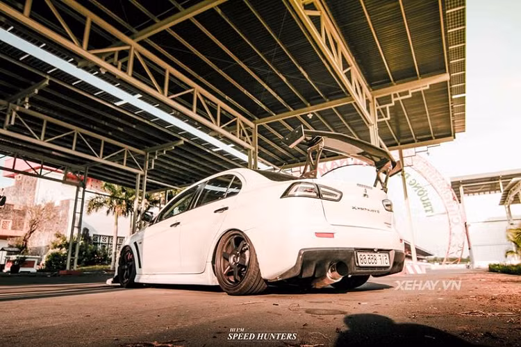 Về sức mạnh, Mitsubishi Lancer Evolution X nguyên bản sử dụng động cơ xăng I4 tăng áp 2.0L, 16 valve, sản sinh ra công suất tới 303 mã lực và 413 Nm mô-men xoắn cực đại. Đi kèm với trang bị hộp số sàn ly hợp kém, hệ dẫn động 4 bánh toàn thời gian.