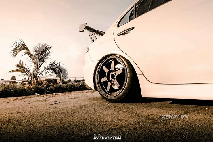 Thêm vào đó, chủ xe cũng đã thực hiện việc nâng cấp hàng loạt trang bị của xe như bộ mâm 5 chấu đúc hợp kim nhôm siêu nhẹ đến từ Nhật Bản, hệ thống phanh hiệu suất cao và phuộc hơi hiệu D2 giúp xe có thể hạ gầm tối đa nhằm gia tăng tính khí động học.