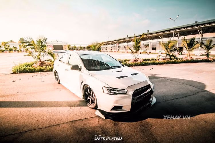 Chiếc xe Mitsubishi Lancer Evolution X trong bài viết được một garage chuyên độ các dòng xe đường phố có tiếng tại Bình Dương nâng cấp cách đây một thời gian. So với nguyên bản, xe đã được thay thế khá nhiều hạng mục khác nhau như bộ body-kit khí động học mới, mâm xe và phanh đều được trang bị loại hiệu suất cao...
