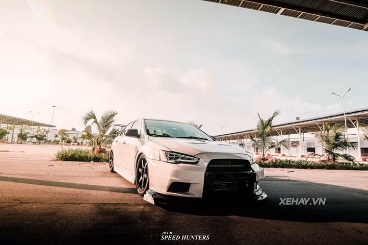 Sức mạnh 303 mã lực và 413 Nm mô-men xoắn từ khối động cơ I4 là quá dư dùng và đủ khiến chiếc Lancer Evolution X trở thành "ngôi sao đường phố" mà chẳng cần độ thêm.