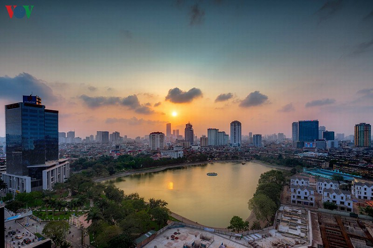 Hồ Thành Công rộng gần 6 ha, được kè đá cẩn thận và là nơi tham quan, thư giãn, tập thể dục lý tưởng của người dân, là một trong những lá phổi của khu vực Đống Đa - Ba Đình. 