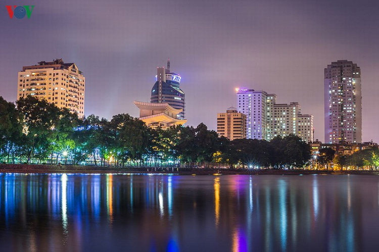 Hồ nằm ngay ngã tư, giáp các phố Láng Hạ, Huỳnh Thúc Kháng, Thành Công, Nguyên Hồng. 