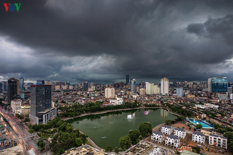 Trước đây 2 năm và mới đây, Công ty Cổ phần Đầu tư phát triển đô thị Việt Hưng (Vihajico) đề xuất UBND Hà Nội cho phép lấp một phần hồ Thành Công để lấy đất xây nhà tái định cư, cho các hộ dân đang sống tại chung cư Thành Công. Đề xuất này gặp phải sự phản đối gay gắt từ phía người dân sống trong khu vực cũng như các chuyên gia. 