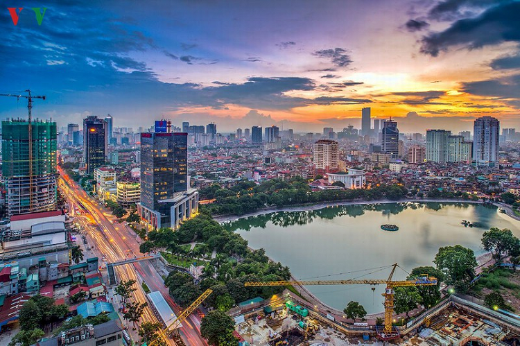 Mỗi năm, sinh viên có 1 tháng lao động công ích. Toàn bộ khối lượng đào hồ khi đó đều được làm bằng sức người. Tuy vất vả nhưng đó cũng là niềm tự hào của các sinh viên thế hệ bấy giờ. 