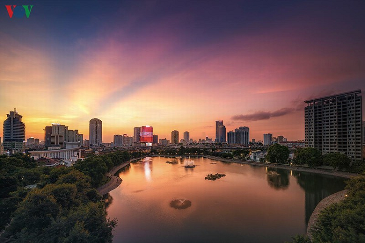 Nhiều chuyên gia cho rằng nếu lấp một phần hồ Thành Công để xây chung cư sẽ có nguy cơ phá vỡ quy hoạch chung của thủ đô, dẫn đến nhiều hệ lụy khác.