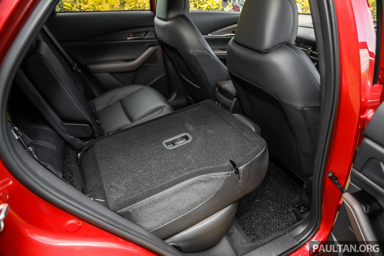 Các tiện nghi khác trên CX-30 gồm ghế lái chỉnh điện 10 hướng, nội thất bọc da có thể tùy chọn màu, hệ thống điều hòa tự động 2 vùng độc lập. Khoang hành lý của CX-30 có thể tích 430 lít và lên đến 1.432 lít nếu gập hàng ghế sau.