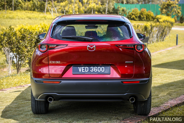 Mazda CX-30 mang ngôn ngữ thiết kế Kodo đặc trưng của hãng xe Nhật. Tổng thể, CX-30 trông gọn gàng hơn các mẫu SUV hiện hành của Mazda nhờ phần mui xe thoải dần về phía sau. Sự mạnh mẽ, nét cơ bắp của một chiếc SUV vẫn được đảm bảo bởi những tấm ốp nhựa màu đen ở khu vực bên dưới.