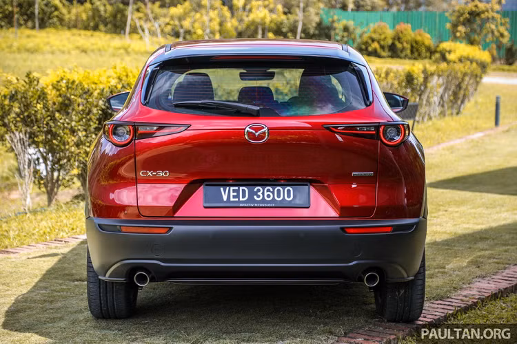 Mazda CX-30 mang ngôn ngữ thiết kế Kodo đặc trưng của hãng xe Nhật. Tổng thể, CX-30 trông gọn gàng hơn các mẫu SUV hiện hành của Mazda nhờ phần mui xe thoải dần về phía sau. Sự mạnh mẽ, nét cơ bắp của một chiếc SUV vẫn được đảm bảo bởi những tấm ốp nhựa màu đen ở khu vực bên dưới.