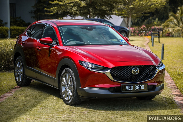 Mazda vừa ra mắt mẫu SUV CX-30 tại thị trường Thái Lan. Tại đây, CX-30 được phân phối với 3 phiên bản : bản C, bản S và bản SP với giá xe Mazda CX-30 lần lượt là 31.500 USD (khoảng 730 triệu đồng), 35.000 USD (khoảng 8181 triệu đồng) và 38.200 USD (hơn 881 triệu đồng). Mức giá này có phần nhỉnh hơn từ 1.000 USD đến 3.700 USD so với CX-3.