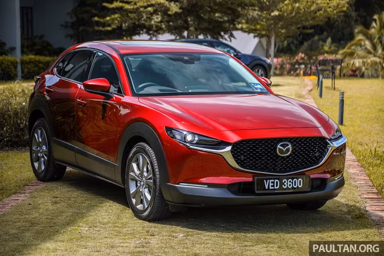 Mazda vừa ra mắt mẫu SUV CX-30 tại thị trường Thái Lan. Tại đây, CX-30 được phân phối với 3 phiên bản : bản C, bản S và bản SP với giá xe Mazda CX-30 lần lượt là 31.500 USD (khoảng 730 triệu đồng), 35.000 USD (khoảng 8181 triệu đồng) và 38.200 USD (hơn 881 triệu đồng). Mức giá này có phần nhỉnh hơn từ 1.000 USD đến 3.700 USD so với CX-3.
