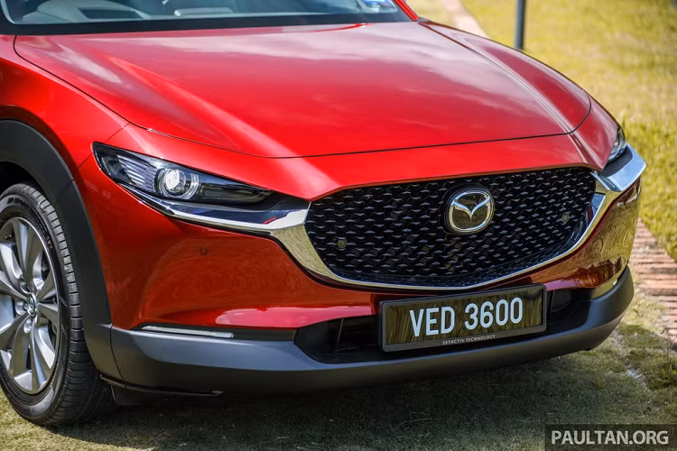 Phần đầu xe nổi bật với lưới tản nhiệt cỡ lớn kết hợp với thanh mạ chrome bên dưới nối liền cụm đèn pha LED.