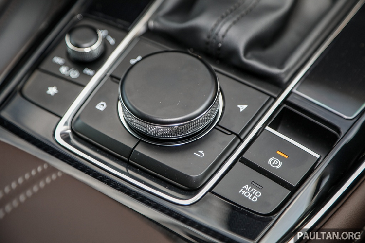 Các tính năng an toàn trên xe bao gồm hệ thống cảnh báo tài xế buồn ngủ, kiểm soát hành trình qua radar, tích hợp tính năng tự động dừng và đi, cảnh báo lệch làn đường, hỗ trợ giữ làn, hỗ trợ phanh thông minh và đèn pha thích ứng. Hiện chưa có thông tin mẫu xe SUV Mazda CX-30 mới về Việt Nam.